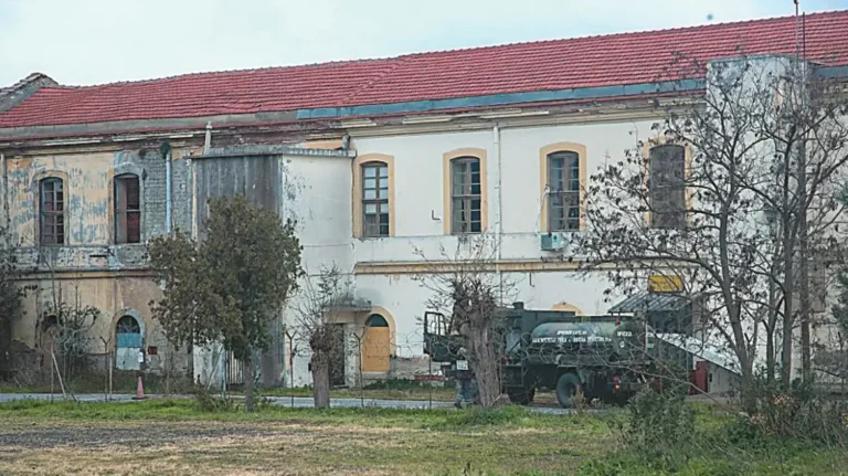 Όλο το σχέδιο: Τα εγκαταλελειμμένα στρατόπεδα σε Θράκη και νησιά γίνονται σπίτια