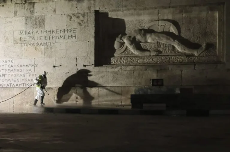 Ποιος «καθαρίζει» στον Άγνωστο Στρατιώτη