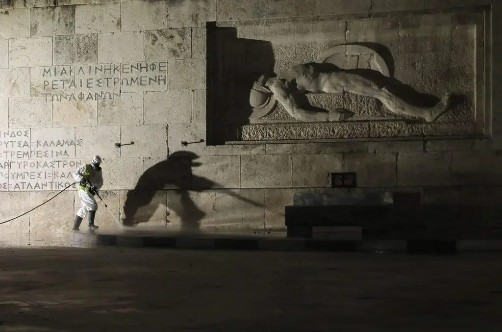 Ποιος «καθαρίζει» στον Άγνωστο Στρατιώτη
