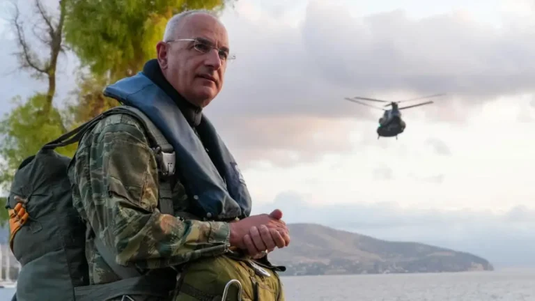 Άλμα από ελικόπτερο Chinook για τον Δημήτρη Χούπη – Ο Α/ΓΕΕΘΑ στη στρατιωτική άσκηση Orion-25 (ΦΩΤΟ)