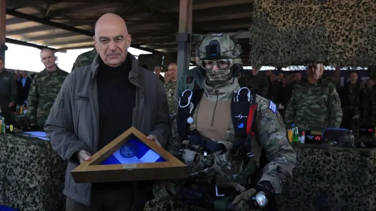 O Δένδιας μοίρασε τιμητικές