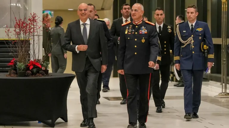 Δένδιας: Το νέο μισθολόγιο ΕΔ διαχωρίζει βαθμό από μισθολογική εξέλιξη–Αντιπλοίαρχος Κυβερνήτης Φ/Γ θα δει αύξηση 1.000€/μήνα