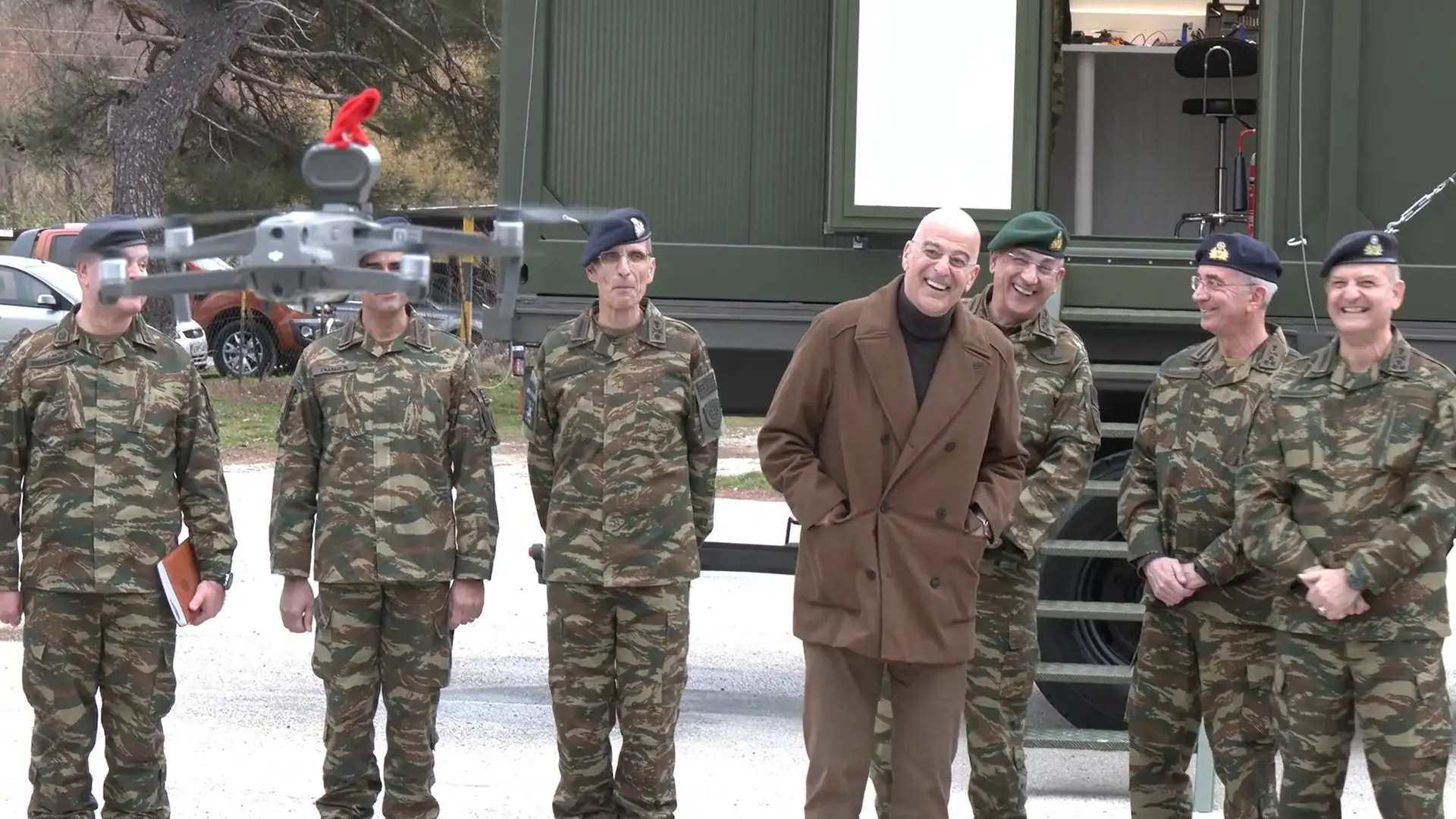 Ξάνθη: Drone με κόκκινο σκουφάκι έψαλλε τα κάλαντα σε Δένδια και Α/ΓΕΕΘΑ (ΒΙΝΤΕΟ)