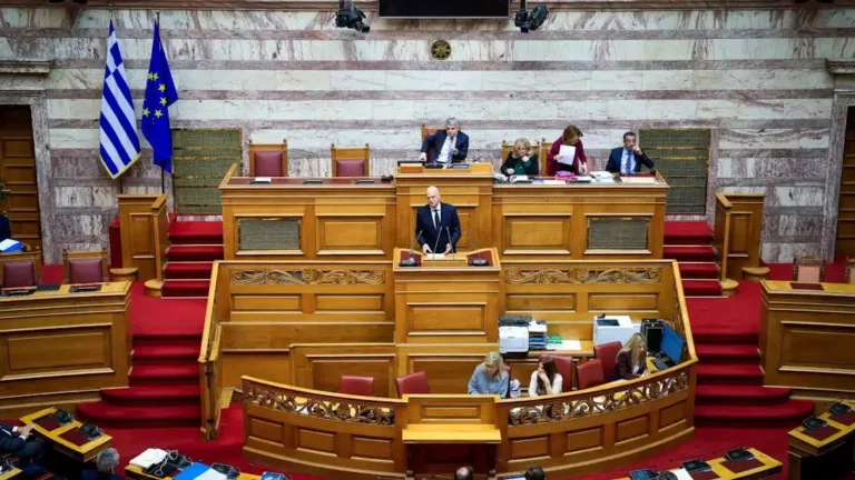 Νομοσχέδιο ΥΠΕΘΑ: Απορρίφθηκαν οι ενστάσεις ΠΑΣΟΚ και ΣΥΡΙΖΑ – Δένδιας: «Προδήλως πολιτικές» οι αμφισβητήσεις