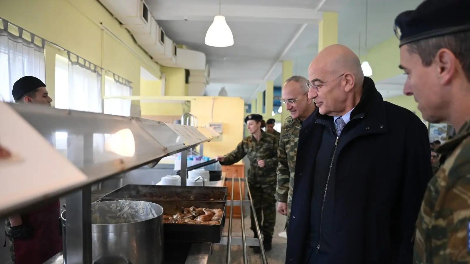 Νέα «Έφοδος» Δένδια στο 625 Μ/Π ΤΠ στα Ιωάννινα – Ξανά-γευμάτισε με νεοσύλλεκτους (ΦΩΤΟ)