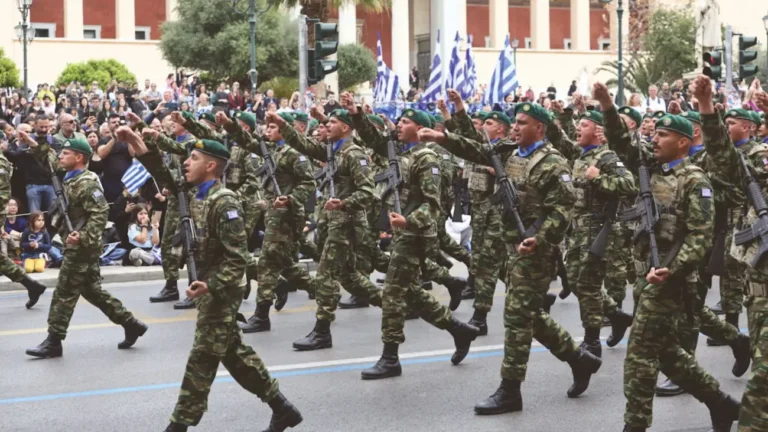 Σε οικονομική ασφυξία οι Στρατιωτικοί: Το 90% κάνει δεύτερη «μαύρη» εργασία